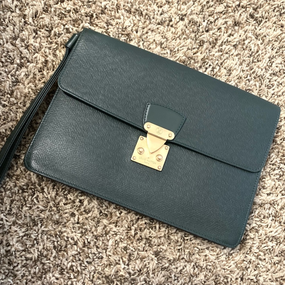 🚫Sold🚫 Louis Vuitton Taiga Clutch